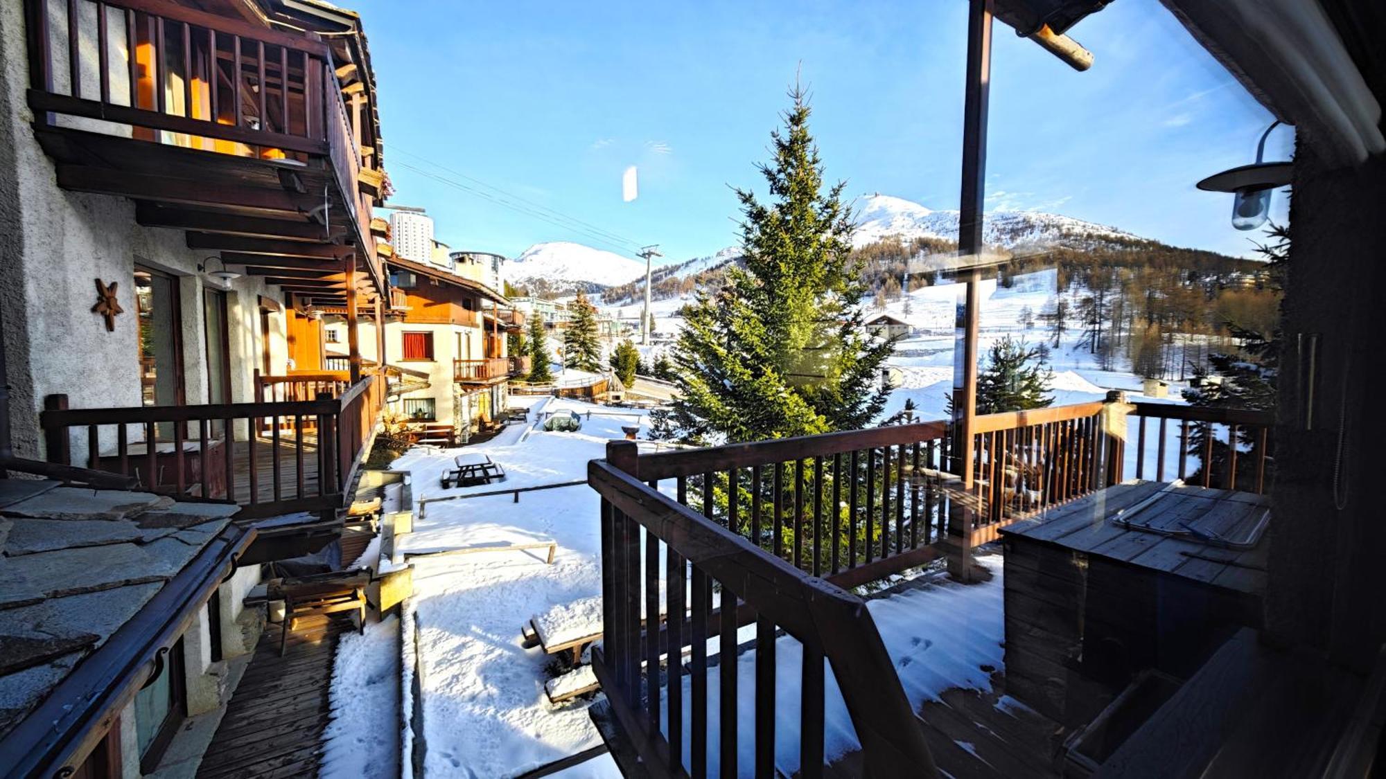 Hostdomus - Imperial Chalet Villa Sestriere Exterior photo